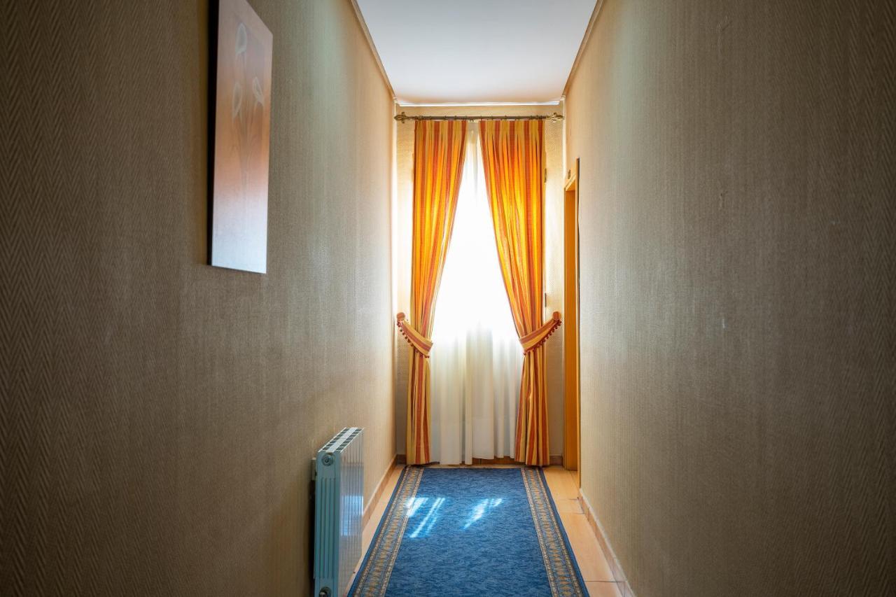 Hotel Los Barruecos By Croma Malpartida de Cáceres エクステリア 写真