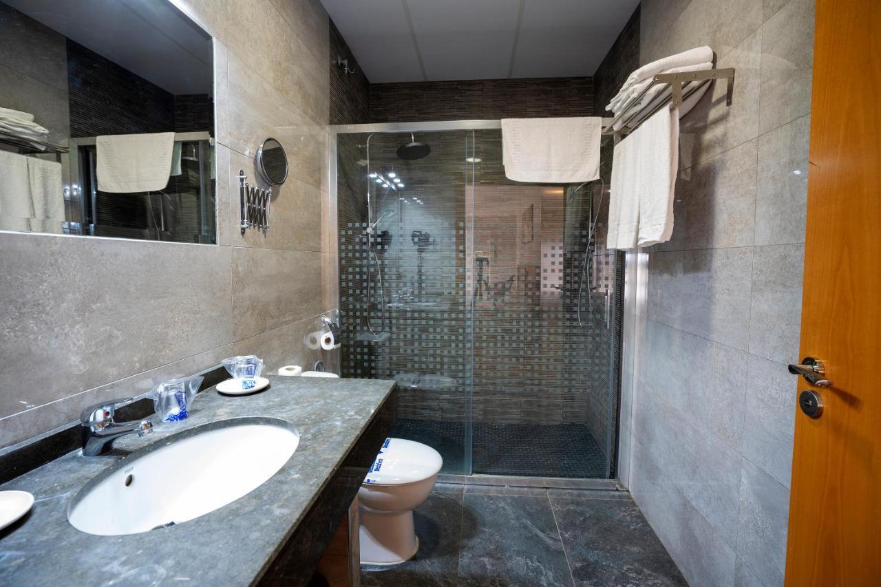 Hotel Los Barruecos By Croma Malpartida de Cáceres エクステリア 写真