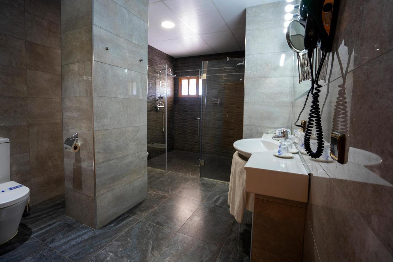 Hotel Los Barruecos By Croma Malpartida de Cáceres エクステリア 写真