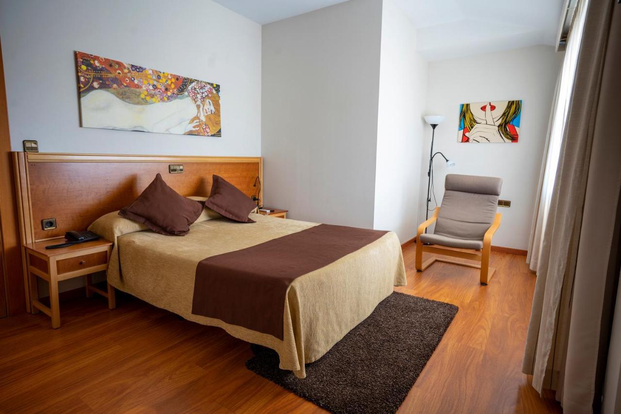 Hotel Los Barruecos By Croma Malpartida de Cáceres エクステリア 写真
