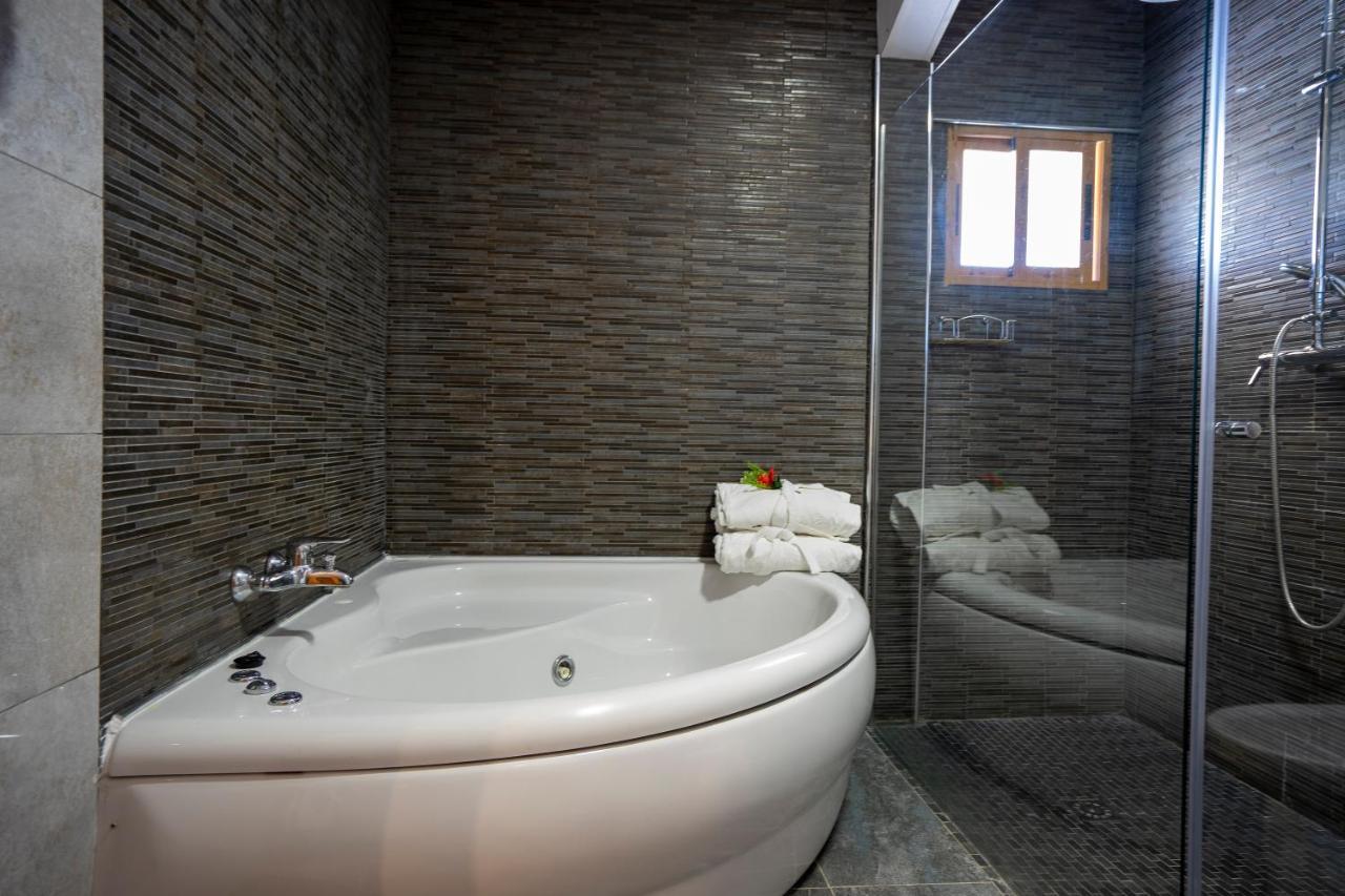 Hotel Los Barruecos By Croma Malpartida de Cáceres エクステリア 写真
