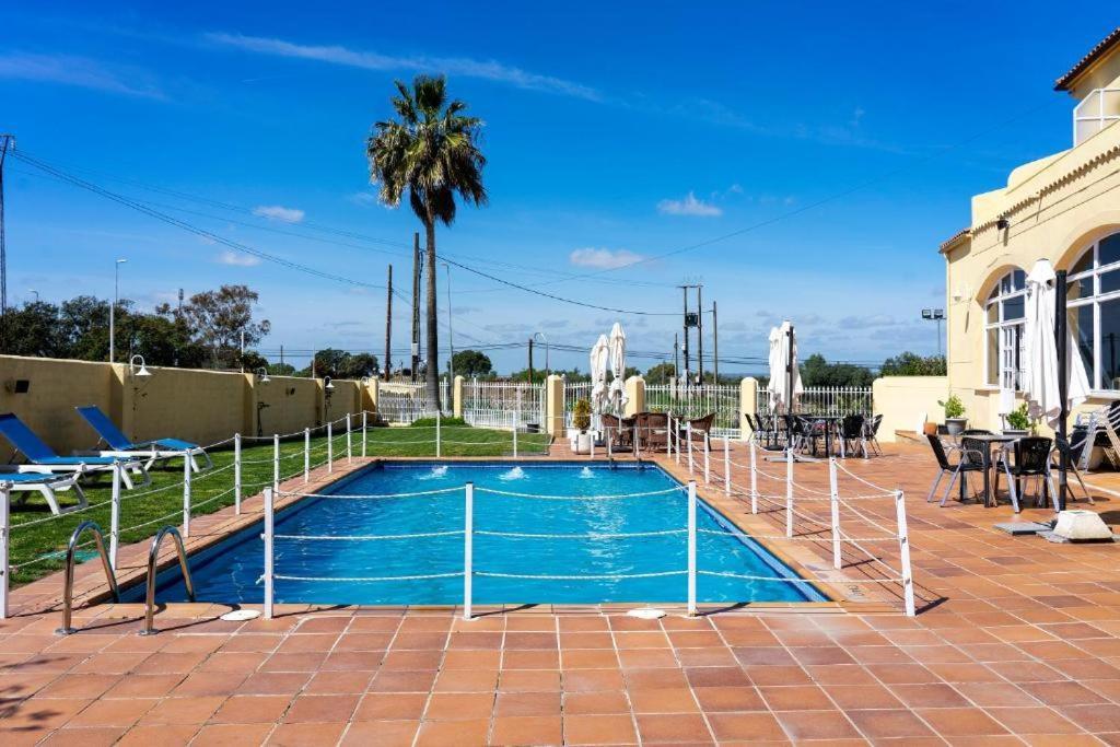 Hotel Los Barruecos By Croma Malpartida de Cáceres エクステリア 写真