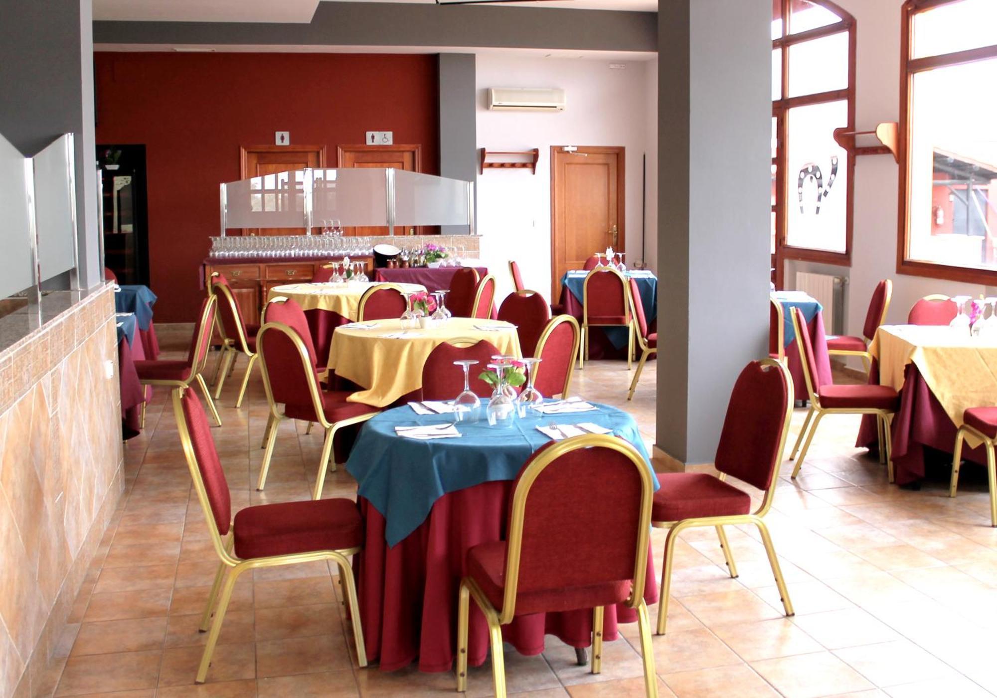 Hotel Los Barruecos By Croma Malpartida de Cáceres エクステリア 写真