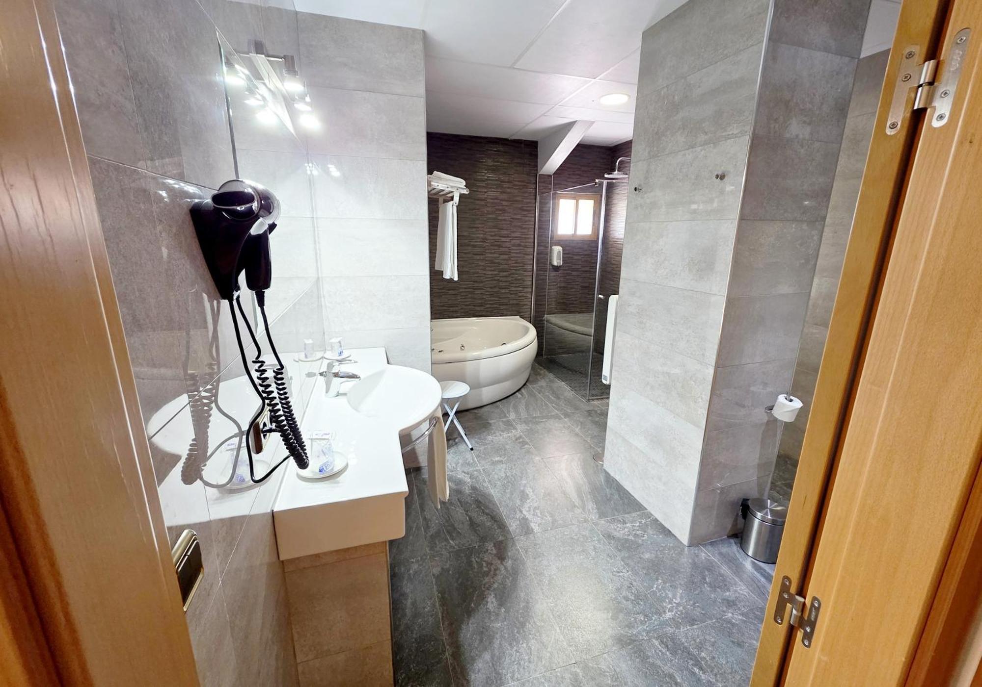 Hotel Los Barruecos By Croma Malpartida de Cáceres エクステリア 写真