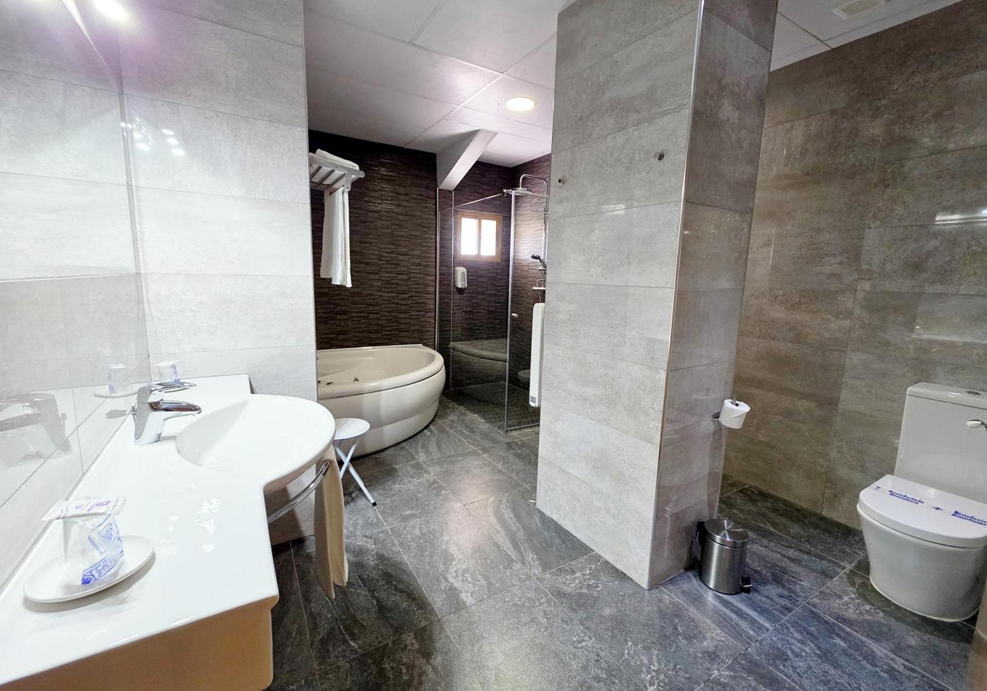 Hotel Los Barruecos By Croma Malpartida de Cáceres エクステリア 写真