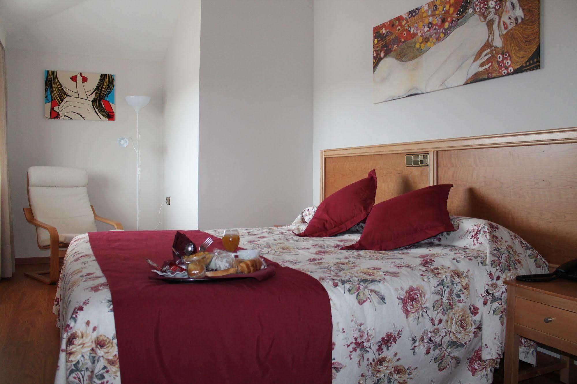 Hotel Los Barruecos By Croma Malpartida de Cáceres エクステリア 写真